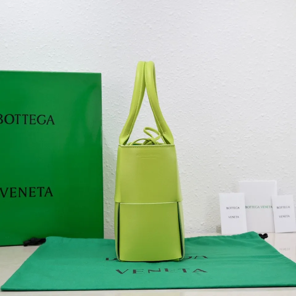Batch 1760 medium arco, BottegaVeneta# official website latest cowhide leather with inner sheepskin SLIP tote handbag, and the logo has been changed to the side panel😍The oversized woven design really makes it a huge gap from ordinary tote bags🔗🔗Different color combinations inside and outside ⛓Daniel Lee leads the brand's DNA to continue to evolve with fresh inspiration🧬🧬showing a balanced style of luxury and reality👉: 30*20*12 Model: 9893# Delete Remove Download Refresh Pin Edit Share with one click
